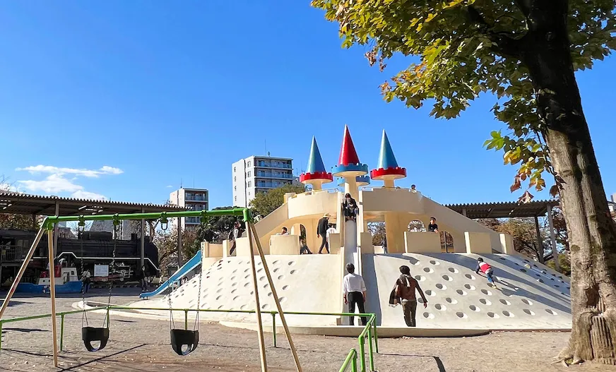 有著遊樂設施的公園