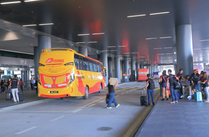 在機場候車區候車的人潮