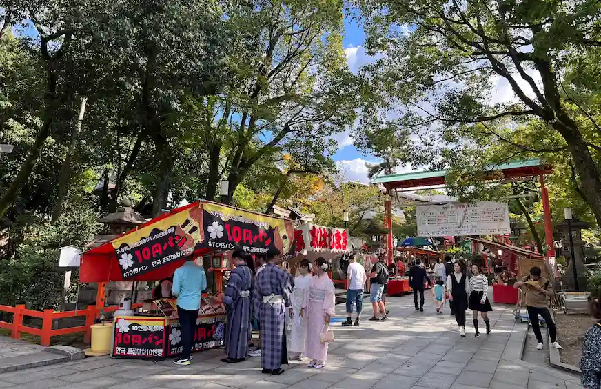 八坂神社與圓山公園： 作為祇園文化的精神象徵，八坂神社一年四季香火不絕；圓山公園春櫻滿開、夏夜祭典、秋紅如火、冬日靜美，幾乎濃縮了京都的四季風景。