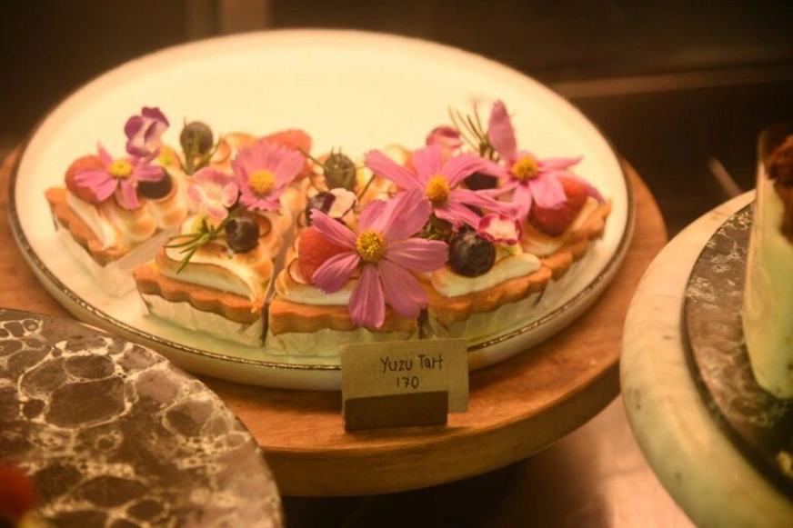 花藝師以花果裝飾的店內甜點