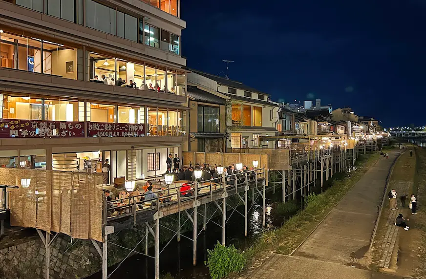 京都鴨川納涼床用膳景觀照