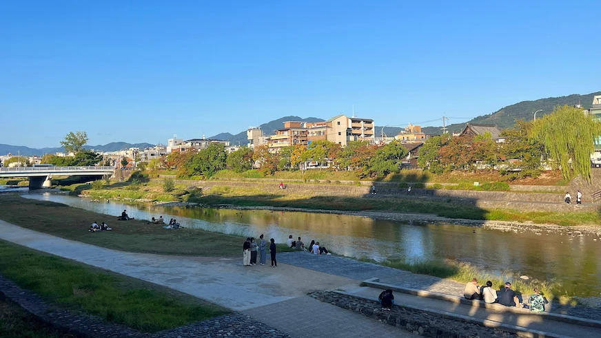 京都鴨川三条大橋河堤景觀照