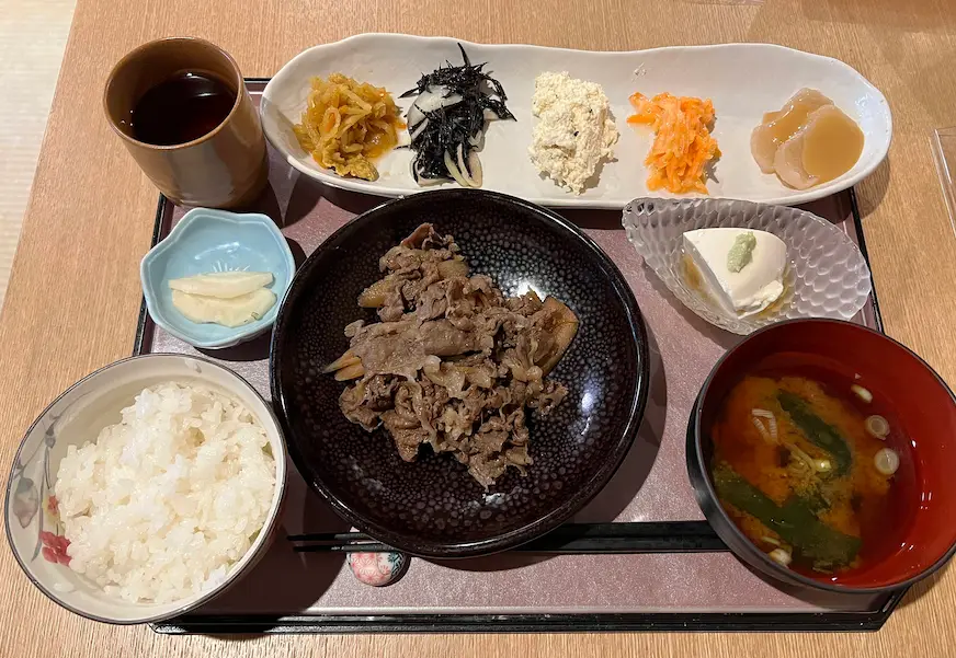 卯sagiの一歩餐廳的招牌餐點 : 牛肉煮定食