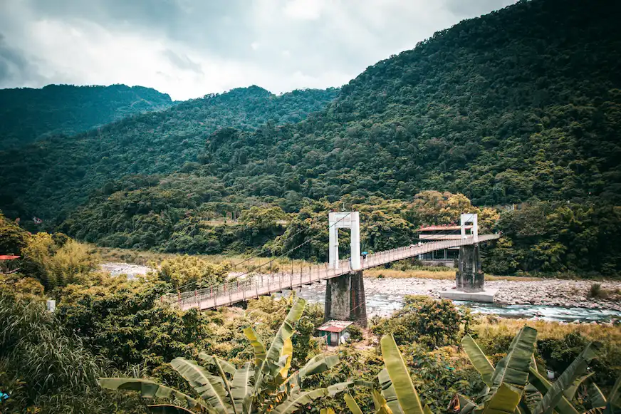 內灣老街的吊橋景觀圖      