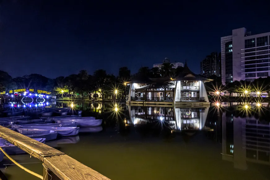 台中公園湖心亭夜晚景色