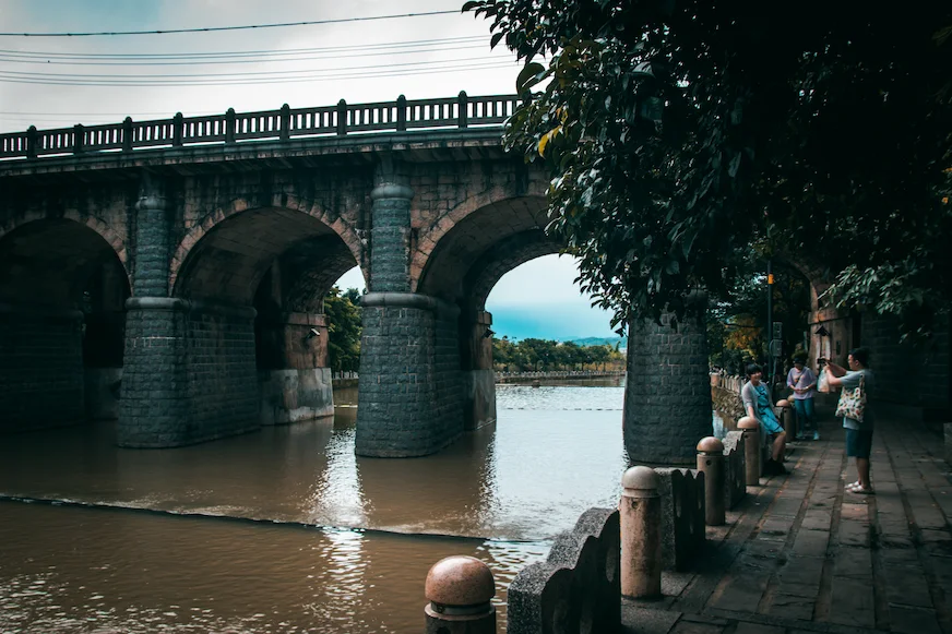 關西東安古橋風景照 