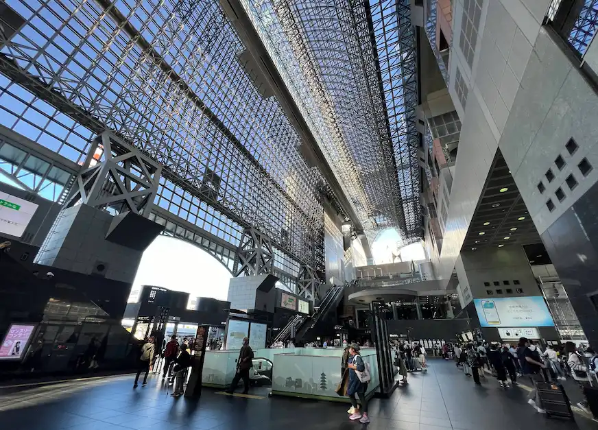 京都車站是一座融合交通、商業與生活機能的微型城市，同時也是連結關西各地的重要交通門戶。從 JR 新幹線、近鐵、地鐵、市巴士，到直通伊勢丹百貨與 PORTA 地下街的購物空間，無論轉乘、購物、用餐或藝文展覽皆一應俱全。