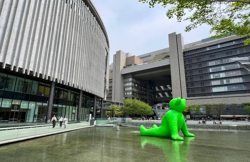 GRAND FRONT OSAKA與建築物外的綠色熊熊擺件