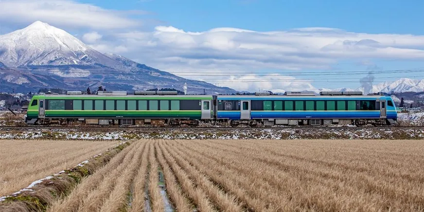 行駛中的SATONO列車