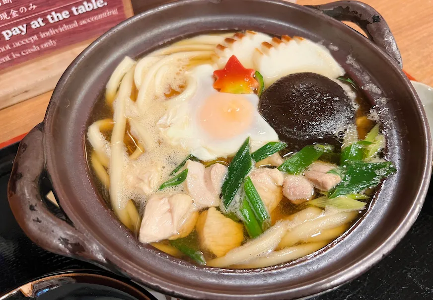 高瀨川沿岸的麺房美よし屋烏龍麵