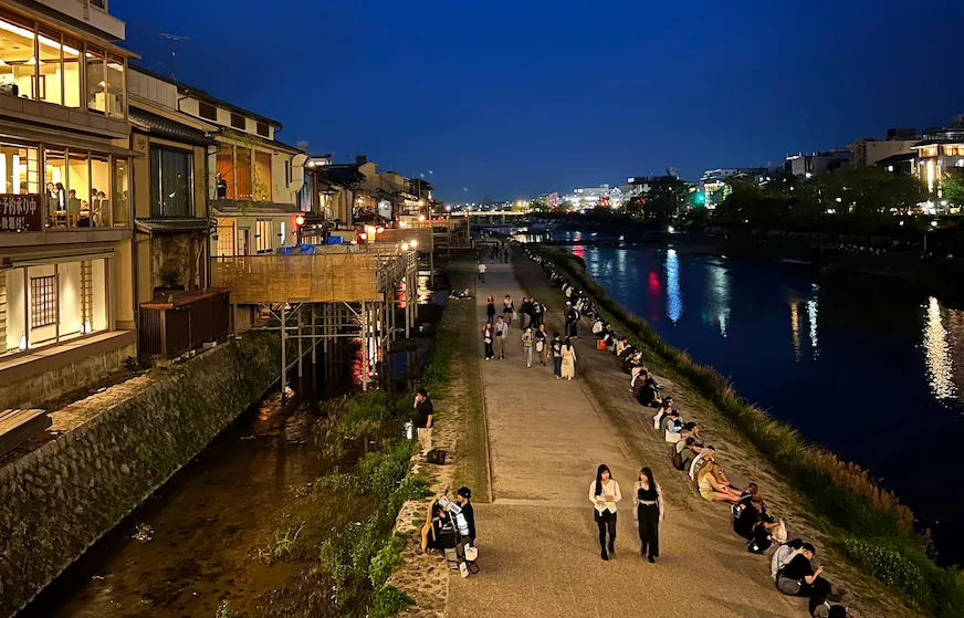 京都鴨川旁河堤夜晚散步的人們