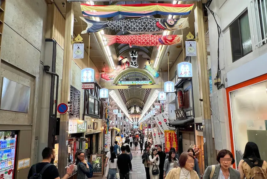 新京極商店街與百貨商圈： 四条通與河原町通交會處，集結高島屋、大丸、OPA 與 LOFT 等商場，從服飾到日用品皆齊全，是購物最集中的一區。