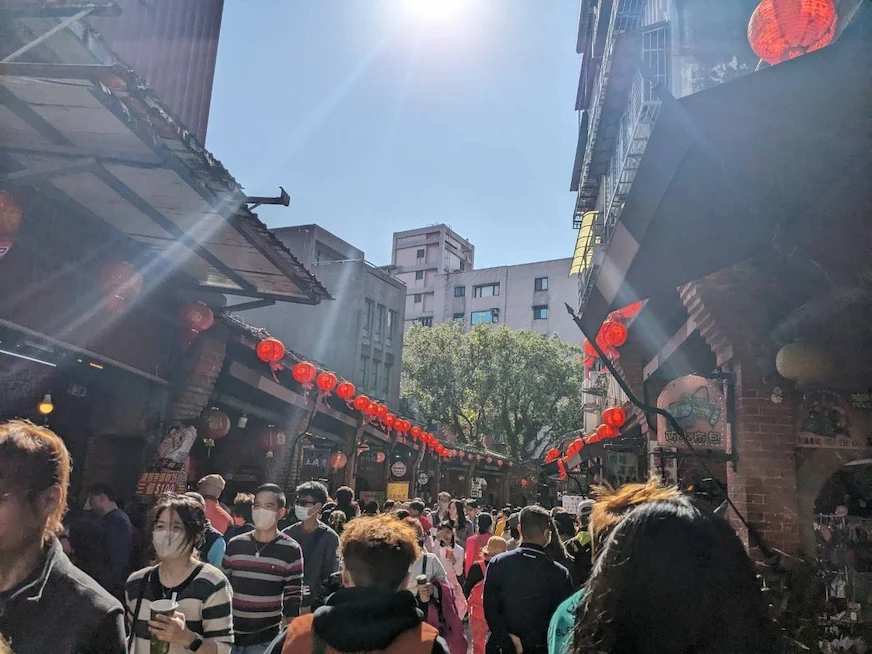 人潮滿滿的深坑老街