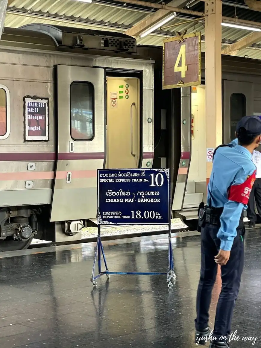 清邁車站內列車旁的顯眼立牌