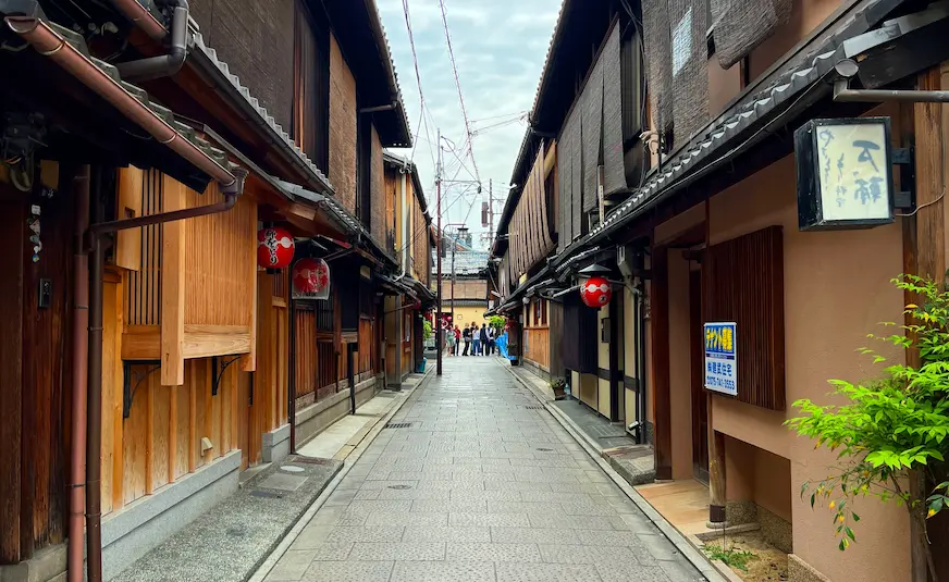 祇園街區保留大量町家建築，是藝伎與茶屋文化的起源地。包含花見小路、白川南通、新橋通。