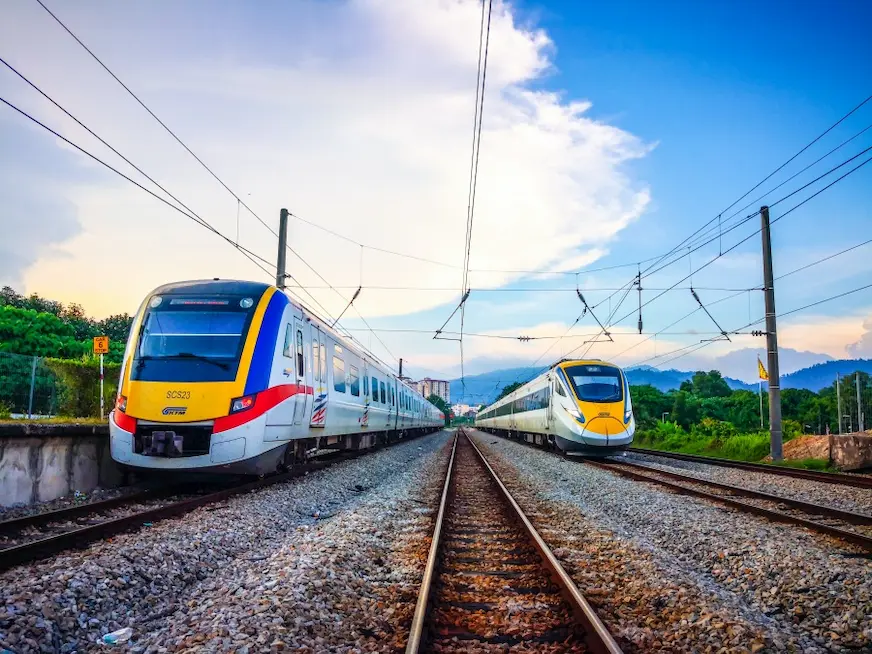 兩輛黃白相間的列車停在多條軌道的鐵軌上