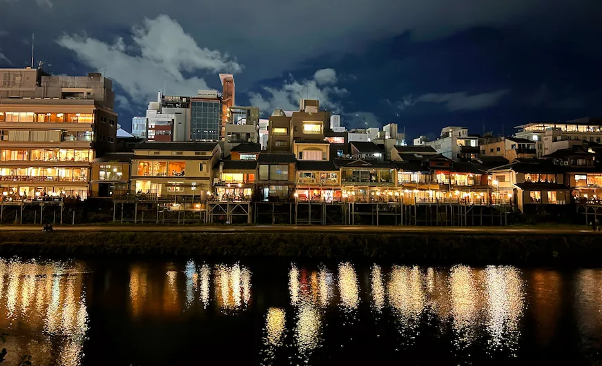京都鴨川夜晚景觀照