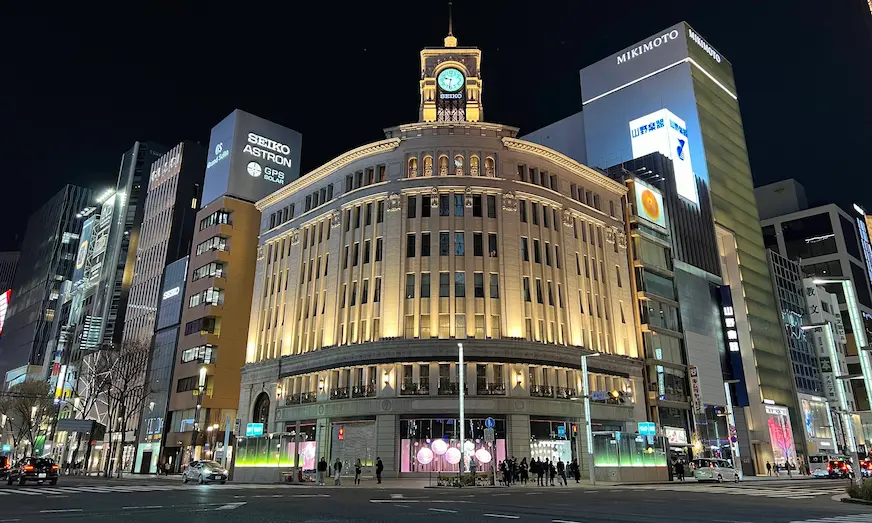 夜晚點燈亮起的商店街