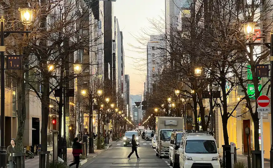 街燈亮起的街道