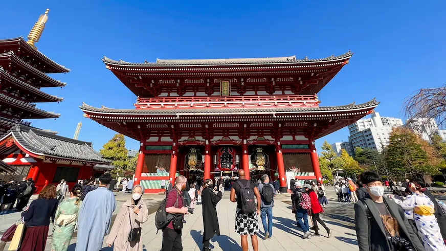 淺草寺五重塔前的祈願人潮