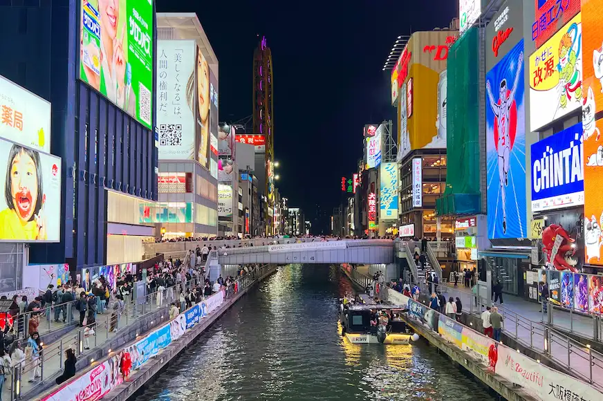 大阪夜晚的城市運河景觀