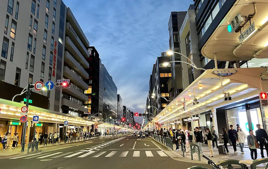 河原町位於京都市中心，是購物、美食與文化交錯的熱鬧街區。