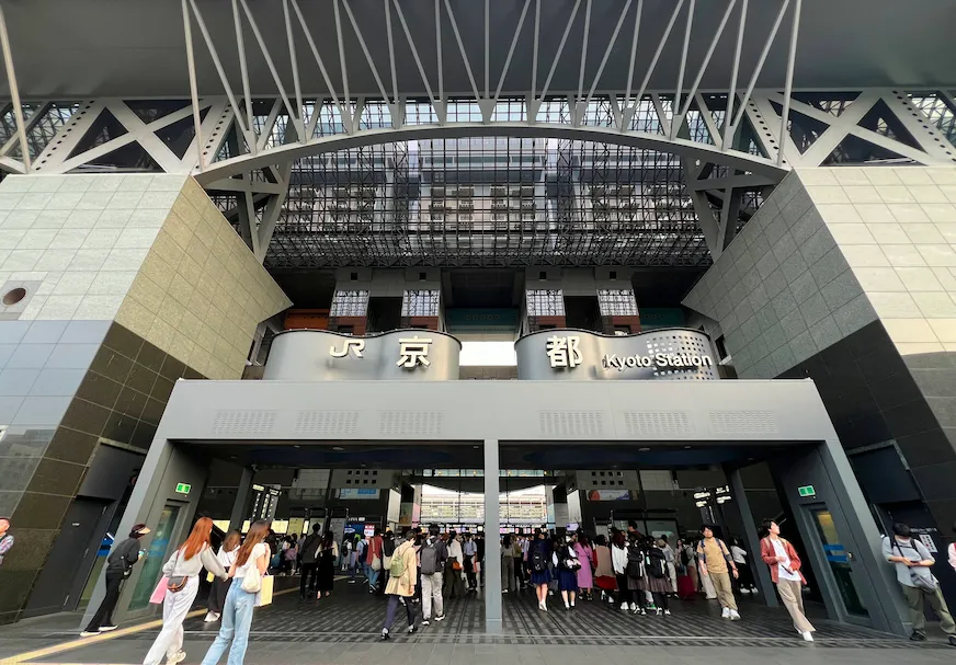 京都車站： 作為日本最重要的鐵道幹線交會點，京都車站可在 3 小時內直達東京、大阪、名古屋與廣島，是長距離移動的最佳起點。