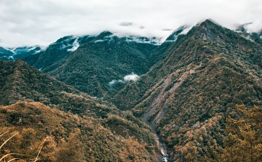 天空之城雲霧繚繞的山景