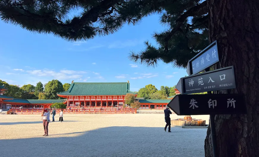 朱紅鳥居交錯的平安神宮