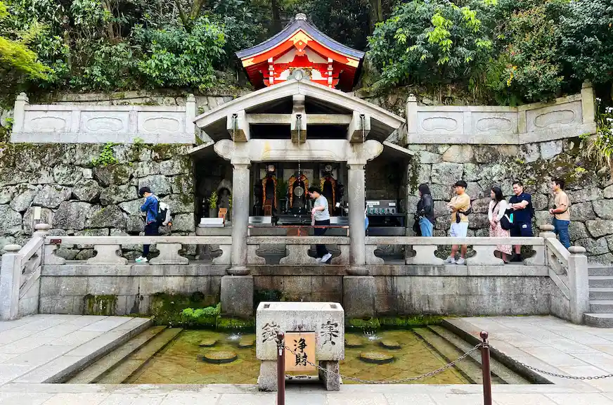 音羽瀑布與遊客的景觀照