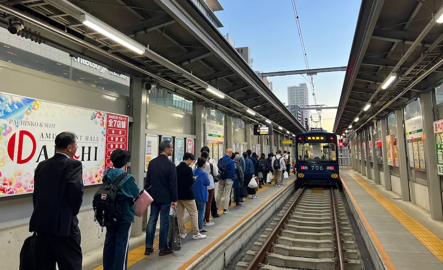 阪堺電車及等車的人們