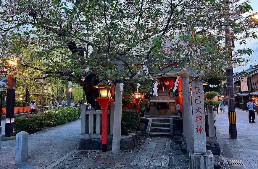 京都白川巽橋旁的辰巳神社