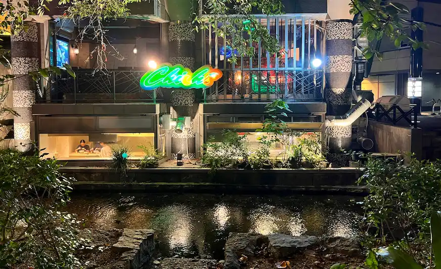 京都鴨川河畔景觀照
