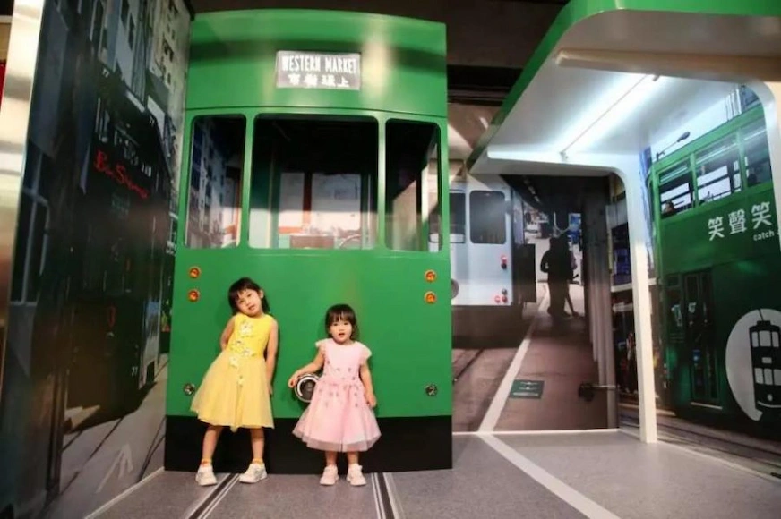 兩位小女孩跟復古電車背景合照