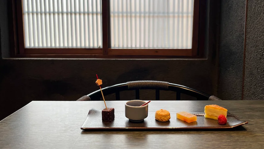 花見小路：祇園最具代表性的街道之一，格子窗町家錯落林立，沿途藏有壽司料亭與老茶屋，是品味茶屋文化與藝伎傳統的絕佳起點。