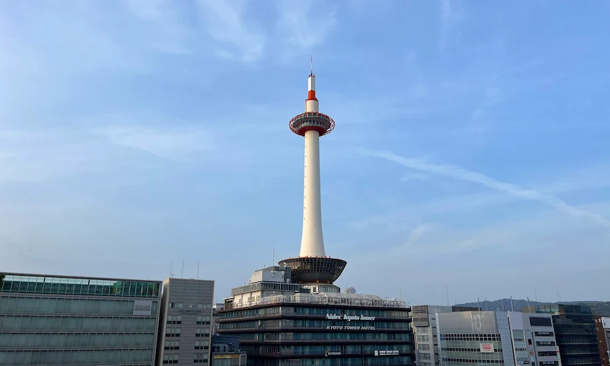 京都塔與大空廣場 Sky Garden： 登上京都塔，市區與東山景色盡收眼底；而車站頂樓的大空廣場則是一處開放式觀景平台，綠意步道與城市天際線交織，是旅途中難得的喘息空間。