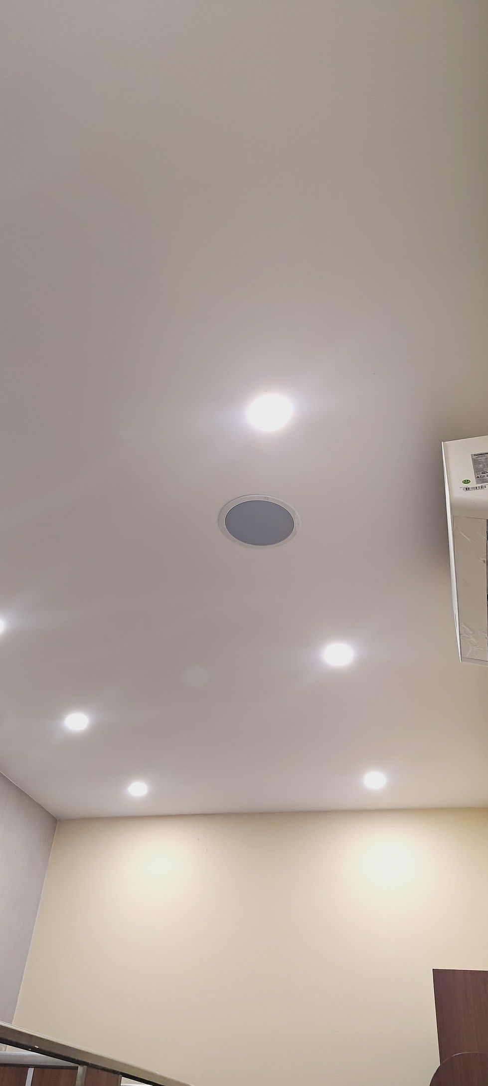 Speaker 3 zona dengan sumber audio yang berbeda-beda.