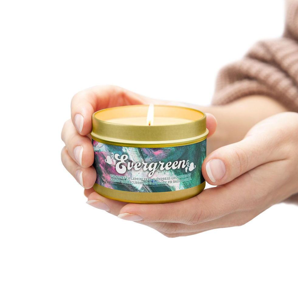 Miniaturbild: Hands holding a golden tin evergreen vegan candle