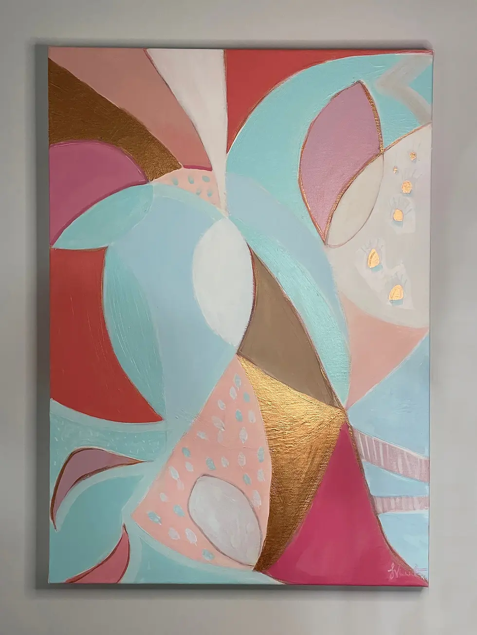 縮圖：Abstract painting with pink, blue, and gold brushstrokes