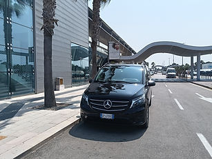 Famiglia in viaggio su minivan Mercedes verso le vacanze a Campomarino