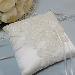 9/18(水)よりジェイアール名古屋タカシマヤ9Fブライダルサロンにてリングピローの取扱いが始まります。