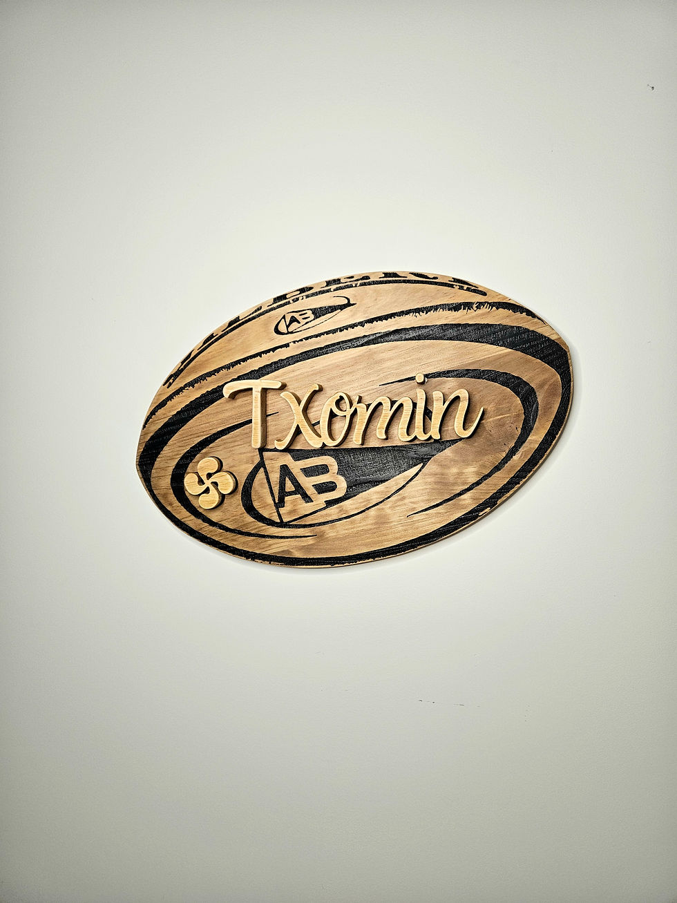Miniature : Ballon de rugby personnalisé en bois – Une création unique et sur mesure