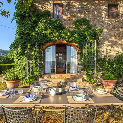 cosoli outdoor dining, residence villa house, garden dining area, private luxury holiday rental tuscany, country style accommodation, wedding venue, romantic holiday accommodation in Italy, covid compliant