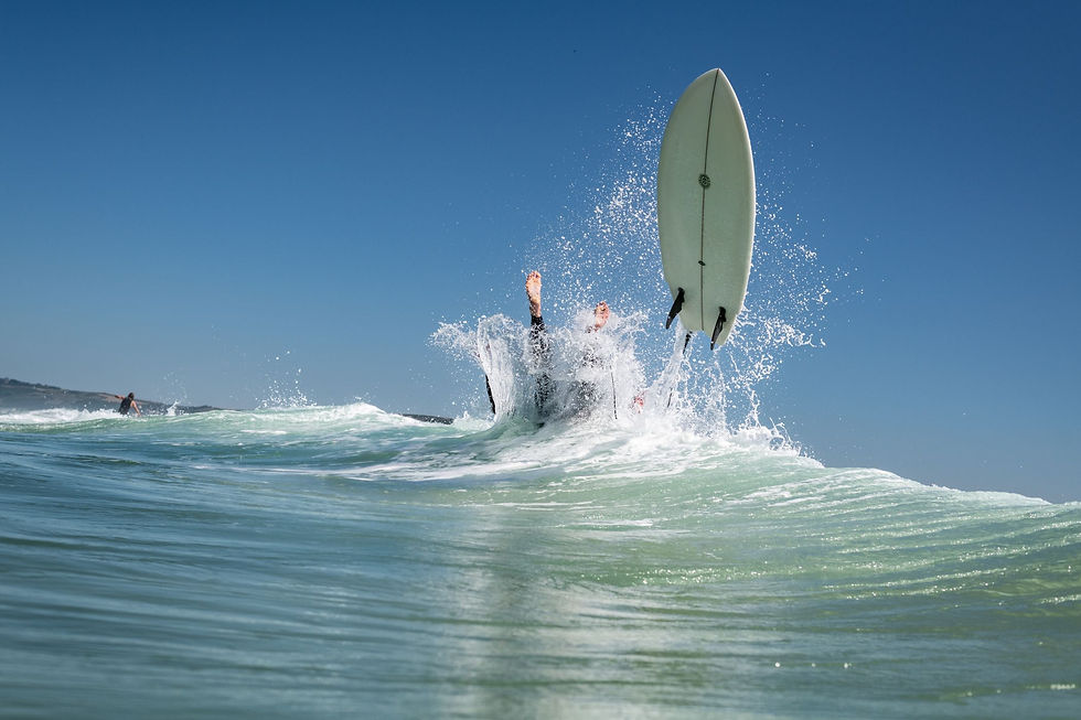 un surfeur tombant de sa planche