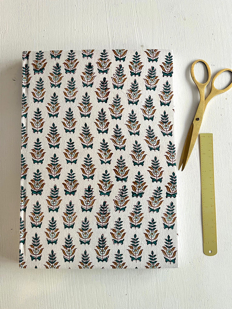 Tissu imprimé floral, ciseaux dorés, règle, prêt pour la couture, unique en son genre.