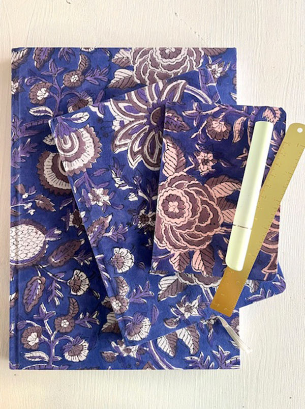 Tissu bleu avec des motifs floraux et le texte visible, unique en son genre.