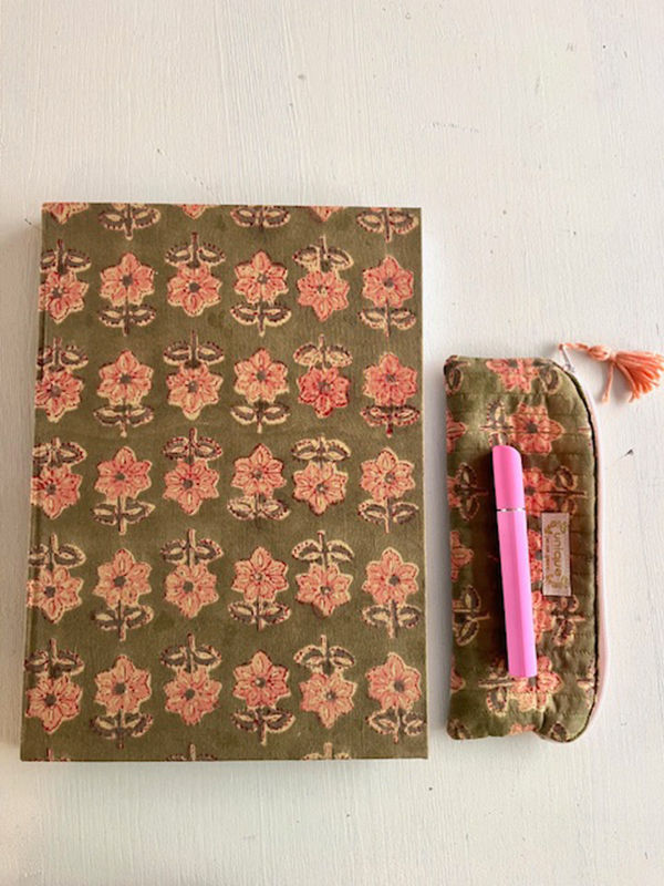 Cahier et trousse fleuris avec un marqueur rose; motif floral; fond clair; unique en son genre.