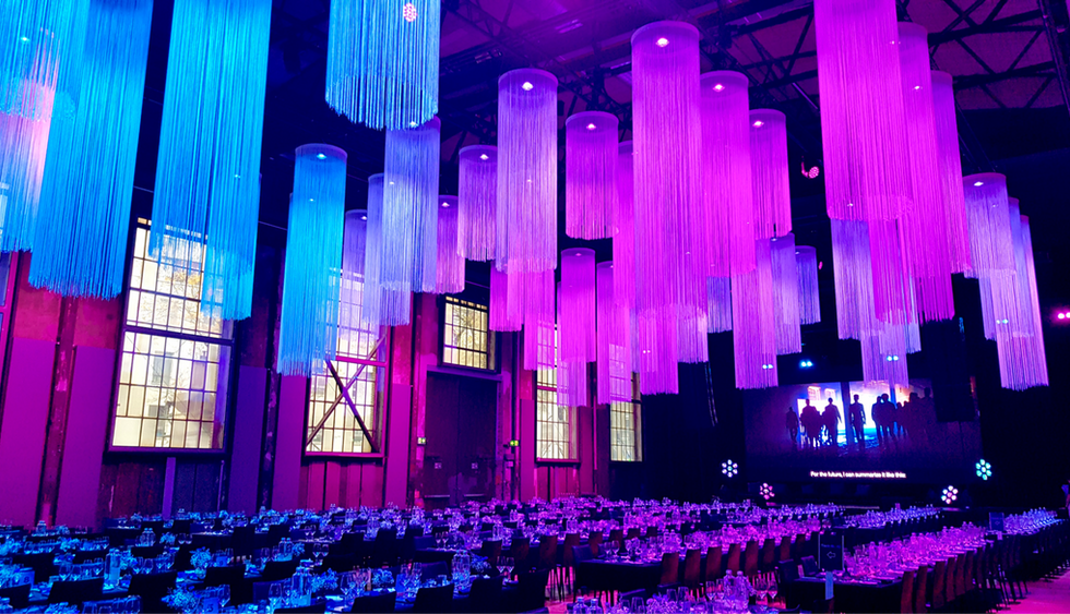 Die Lichtinstallation setzt sich aus mehreren Säulen aus Fadenvorhängen zusammen und schafft ein einmaliges Ambiente. Wir entwickeln gerne einzigartige Lichtkörper für deinen Event. www.ambient-light.ch
