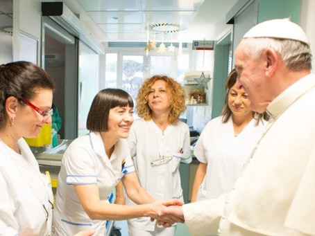 O Papa destaca o "testemunho de coragem e sacrifício dos profissionais de saúde"