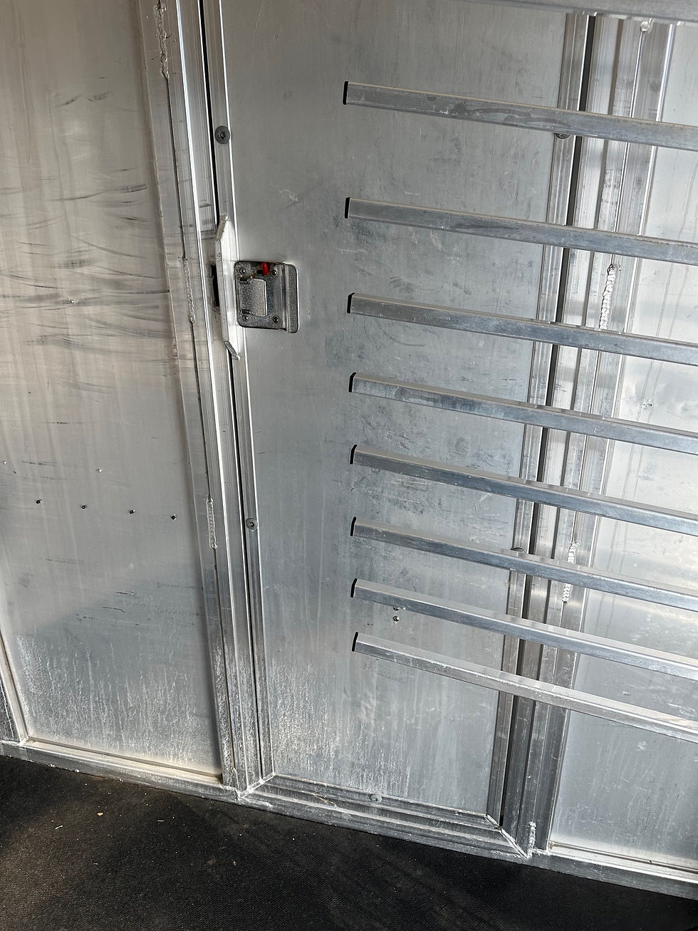 Thumbnail: SOLD 2001 Hart 4 Horse Midtack & Mangers